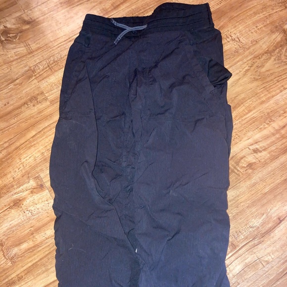 Size 12 ivivva lululemon studio black pants - barely worn - girls - Picture 2 of 3